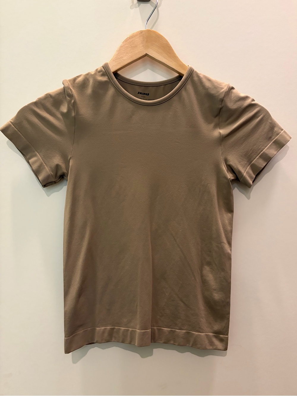Skims Soft Smoothing T-Shirt in Desert - Picture 3 of 5